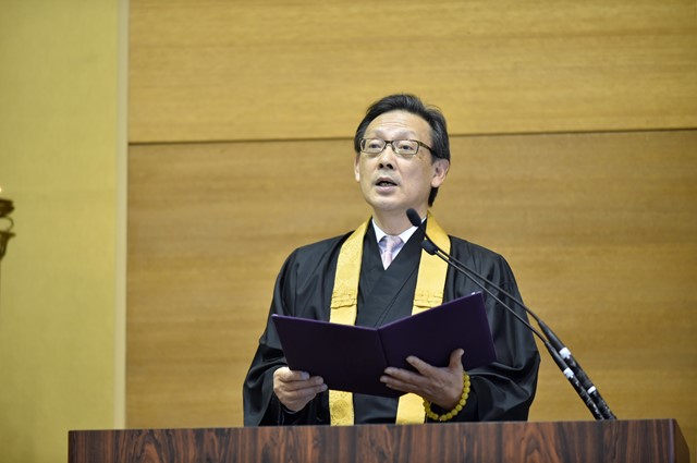 式辞を述べる赤松学長