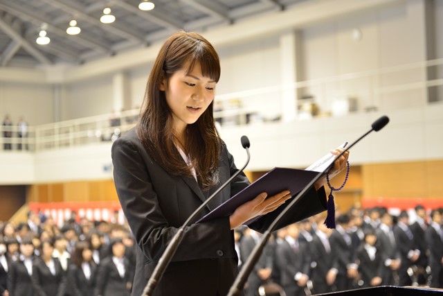 新入生を代表し宣誓する山岸絵美さん