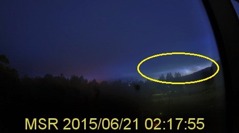 母子里観測所にて撮影された夜光雲(黄色円内)(撮影:坂野井准教授)