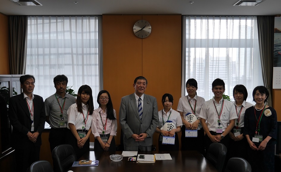 石破大臣を囲んで右から2番目が梁瀬さん、3番目が柏木君