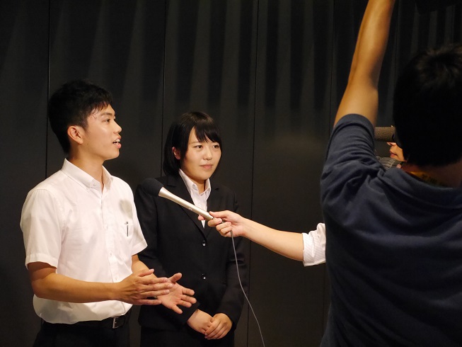 表敬訪問後にインタビューを受ける梁瀬さん、柏木君