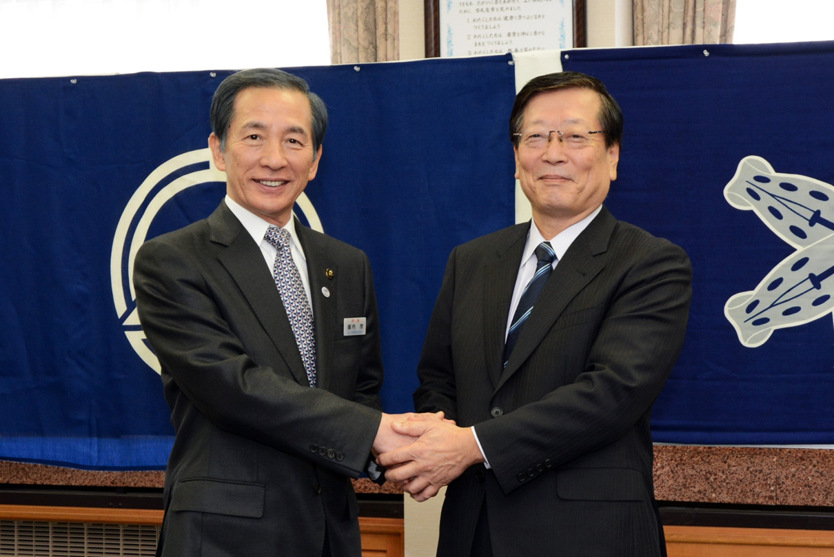 富士吉田市の堀内茂市長(左)と学校法人昭和大学の小口勝司理事長(右)