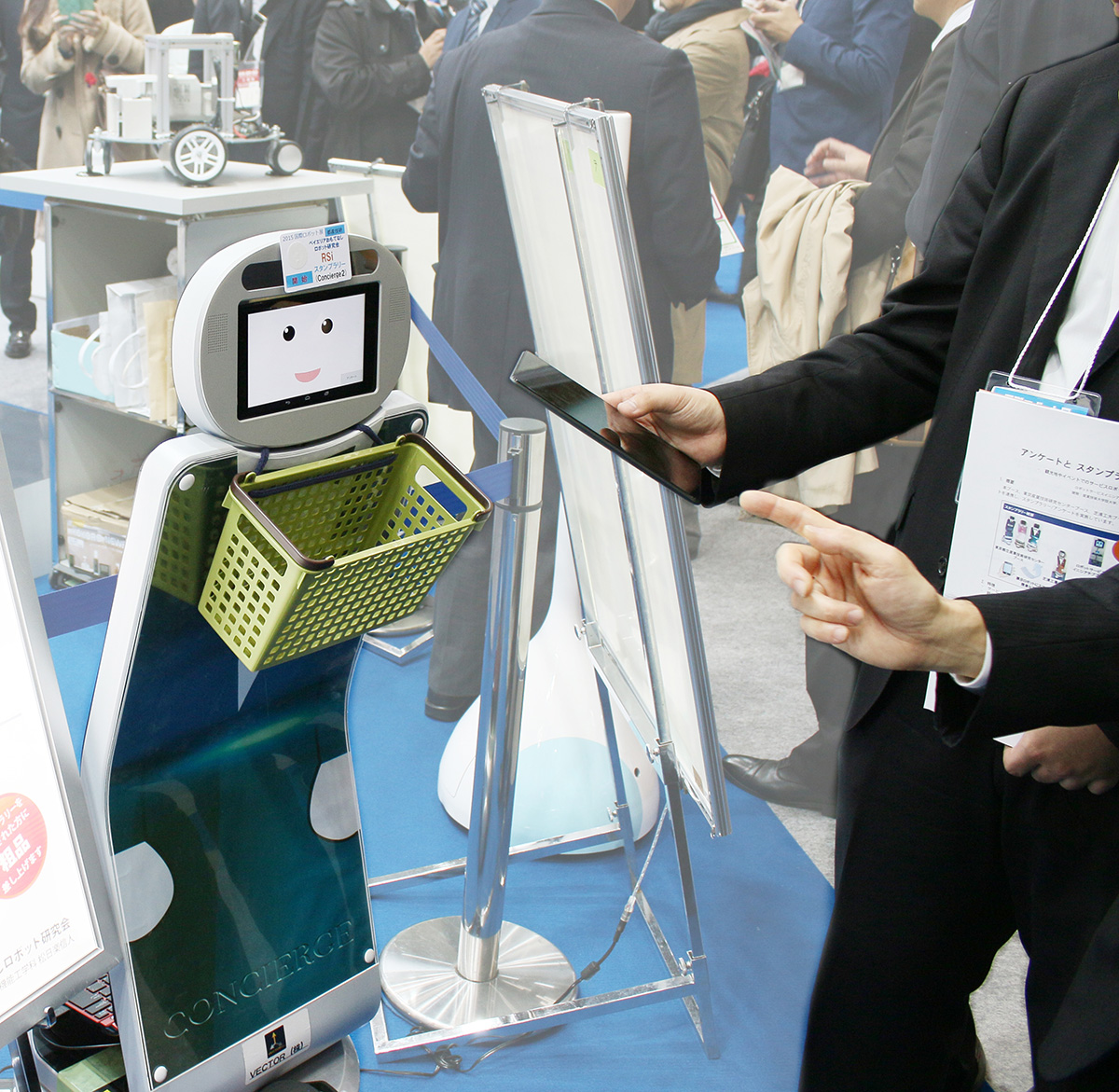 おもてなしロボット「コンシェルジュ」によるスタンプラリーの様子