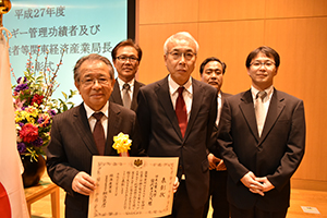 表彰状を授与された柳澤理事長と本学出席者