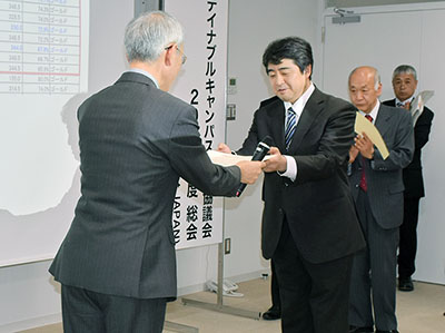 『ゴールド』認定証を授与される佐藤教授