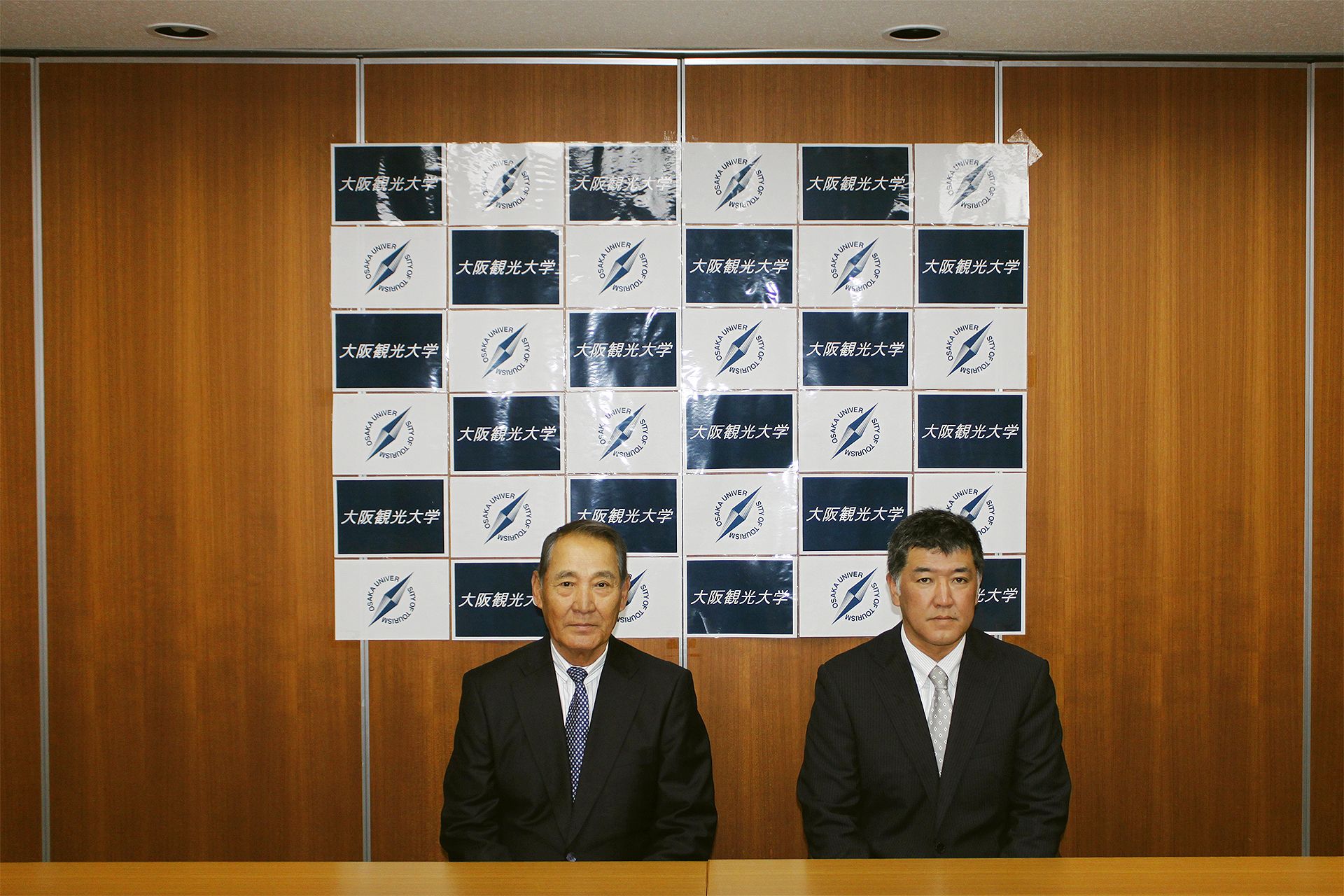 (左)伊勢アドバイザー/(右)山本新監督(1)