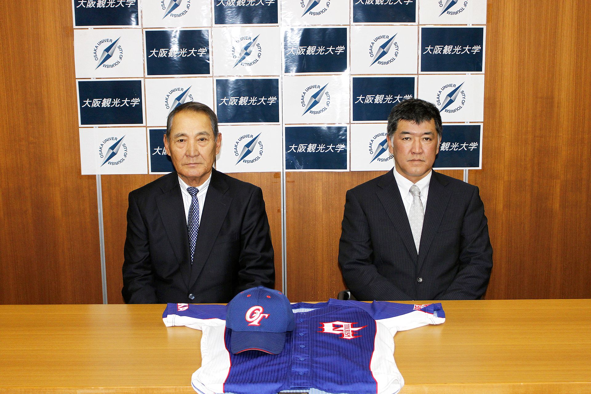 (左)伊勢アドバイザー/(右)山本新監督(2)