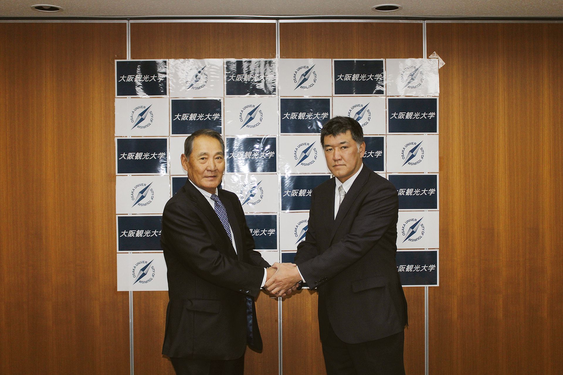 (左)伊勢アドバイザー/(右)山本新監督(3)
